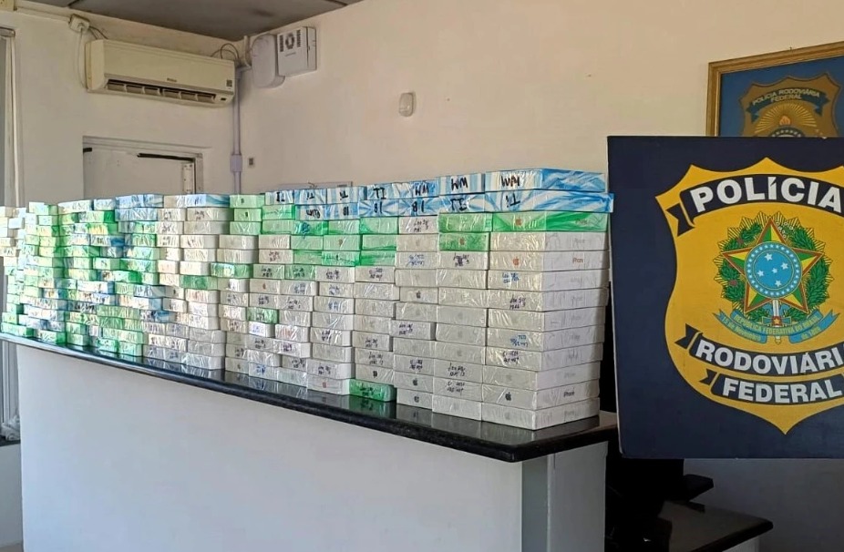 PRF apreende 475 iPhones e R$ 2 milhões em eletrônicos escondidos em mochilas na BR-101 em SC