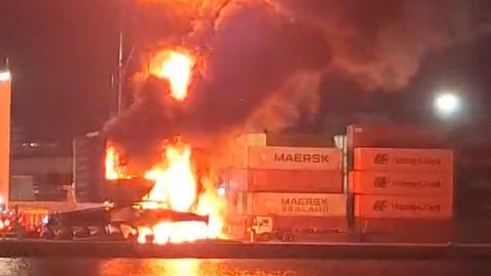 URGENTE: Incêndio de grandes proporções assusta moradores e mobiliza força-tarefa no Porto de Itajaí