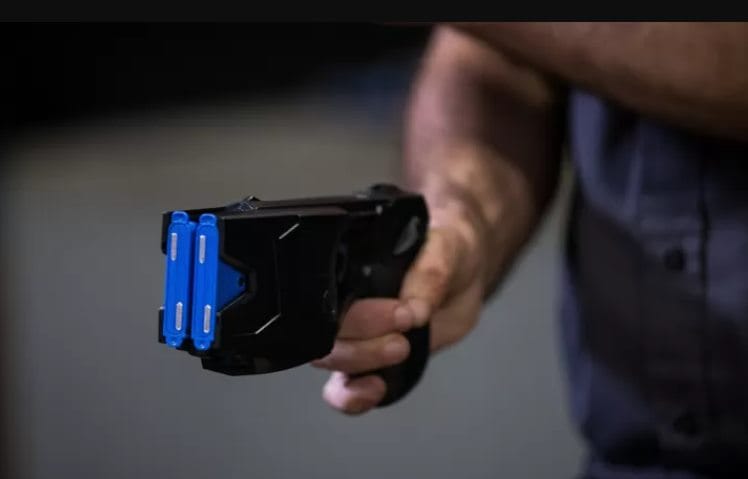 Homem é contido com taser após espancar companheira e fugir da PM em Canoinhas