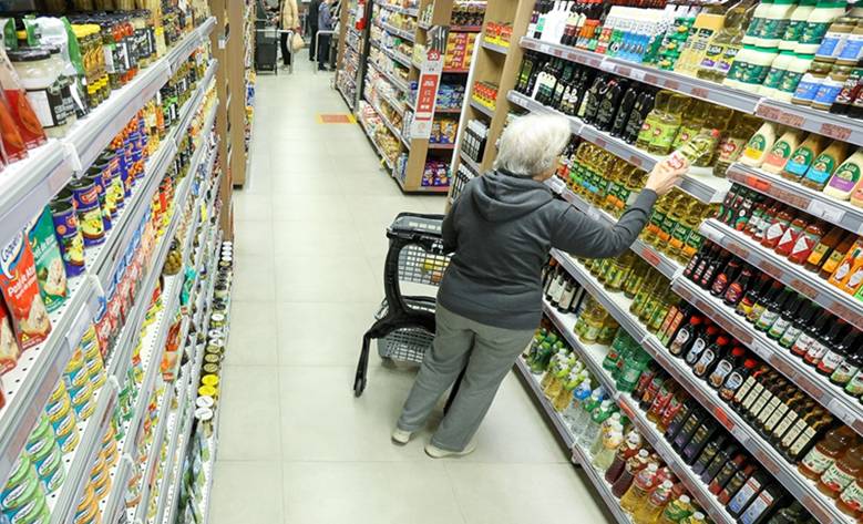 Idosa esquece celular em carrinho de supermercado e rastreia aparelho até casa