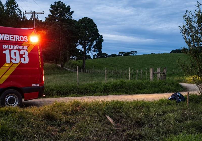 Bombeiros socorrem condutor de moto de trilha com fratura exposta no interior de Mafra