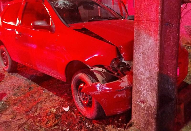 Carro bate em poste e motorista foge deixando passageiro no Centro de Major Vieira
