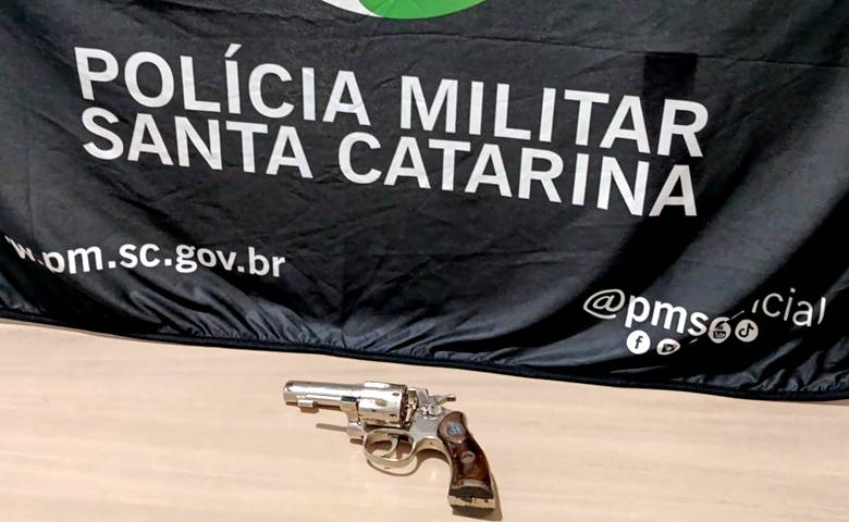 PM apreende revólver municiado durante abordagem em Três Barras