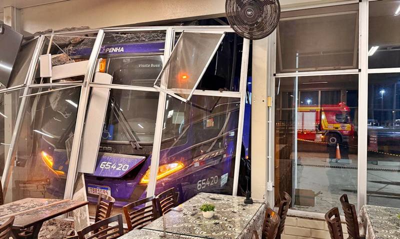 Tragédia na BR-116: Ônibus invade fachada de restaurante e mata gerente em Papanduva