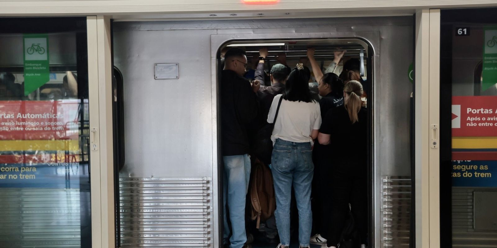 Usuários de trens mudam rotina por causa de greve da CPTM