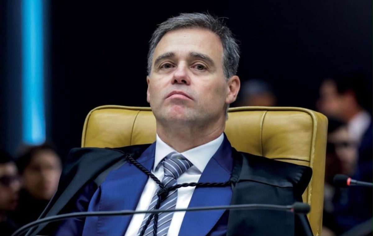 A deputada federal Caroline de Toni fala ao microfone durante sessão de comissão na Câmara dos Deputados