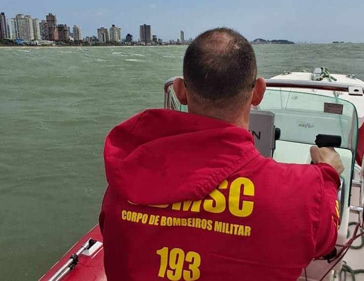 Bombeiros encontram corpo de menino de 10 anos arrastado por onda em Balnário Piçarras