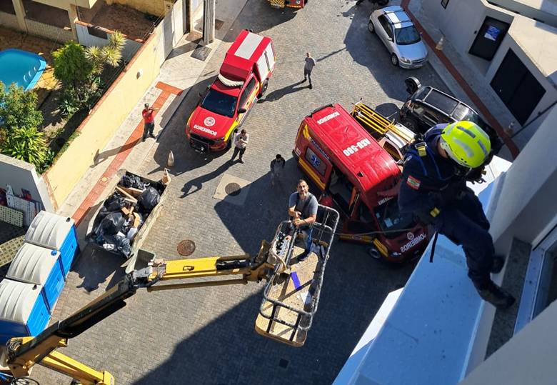 Bombeiros resgatam trabalhadores presos a 12 metros de altura em obra em Itajaí