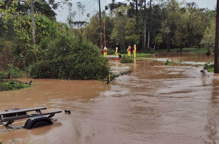 Bombeiros usam barco para levar técnicos da Celesc até transformador em área alagada de Irineópolis