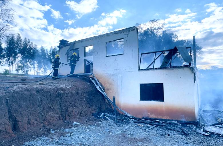 Casa é consumida por chamas no interior de Canoinhas, família de quatro pessoas sai ilesa