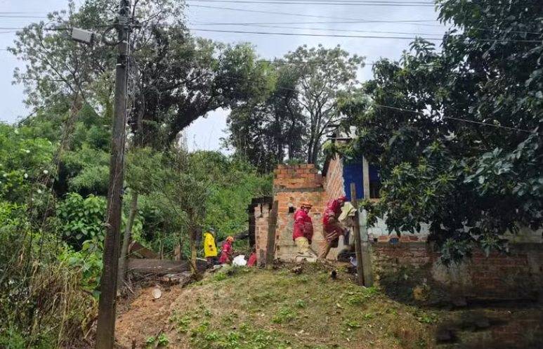 Casal e criança de 5 anos morrem soterrados após barranco desabar sobre casa durante temporal no Paraná