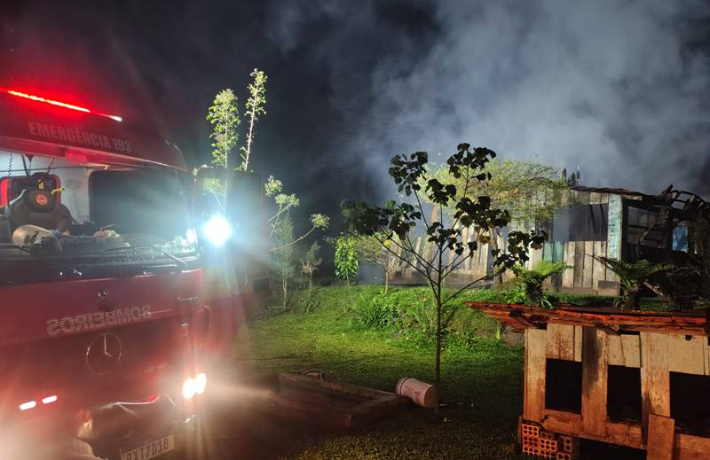 Irineópolis: Incêndio destrói totalmente residência de madeira na comunidade de Serra Grande