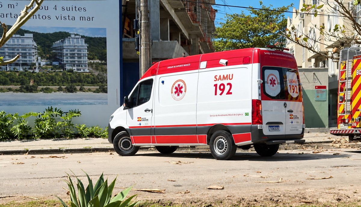 Homem aplica mata-leão em pitbull que atacava cachorro preto em rua de Itajaí