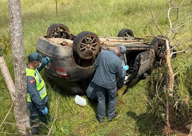 Motorista é encontrado morto em veículo capotado no interior de Três Barras