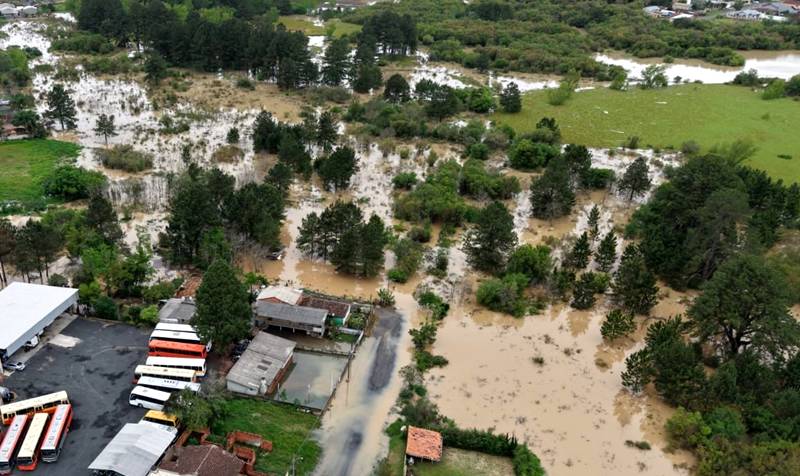 Rio Canoinhas chega a 7,72m e deixa 100 desalojados; aulas presenciais no interior são suspensas