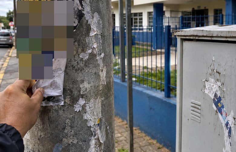 Adesivos políticos danificam pintura de escola e placas de trânsito no Centro de Canoinhas