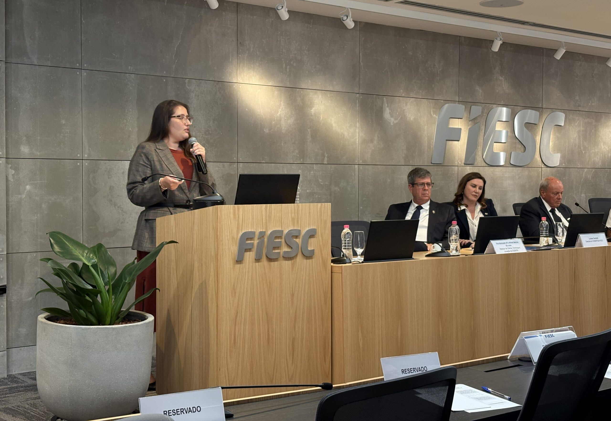Fapesc detalha editais de apoio a projetos inovadores de defesa nacional em reunião de conselho da Fiesc