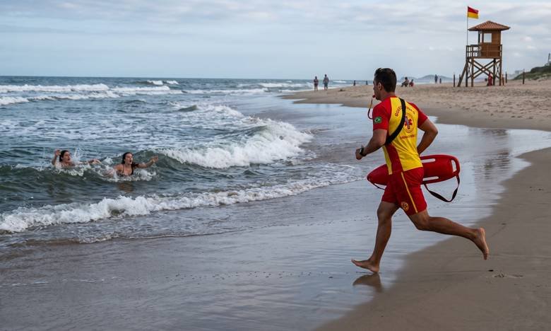 Guarda-vidas salva duas jovens de corrente de retorno em praia de Barra Velha