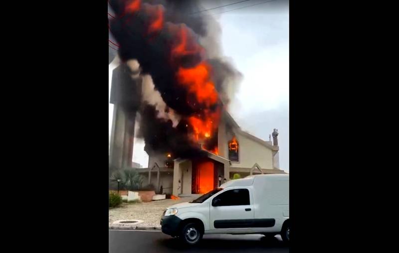 Igreja pega fogo depois da missa e tem estrutura danificada no Sul de SC
