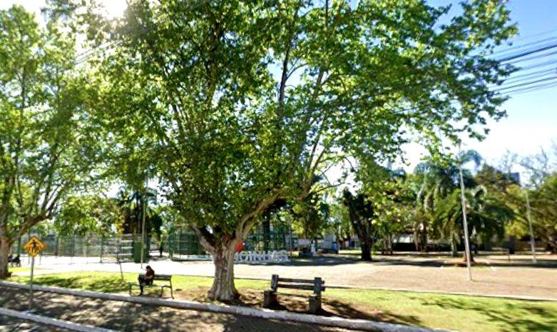 Mulher é flagrada fumando maconha com a filha adolescente em praça de Canoinhas 