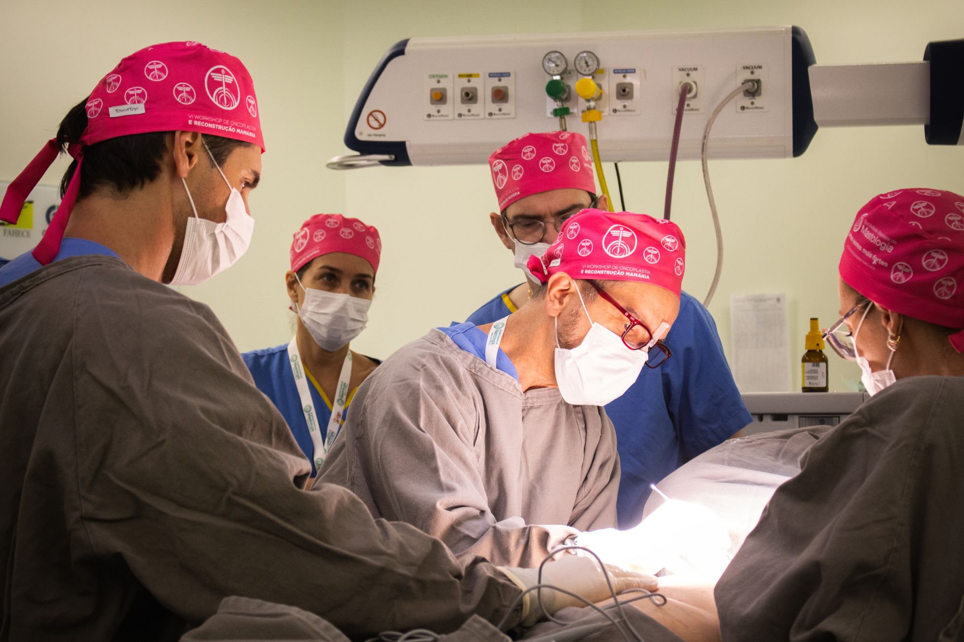 Outubro Rosa: CEPON realiza mutirão de cirurgias de reconstrução mamária e capacitação profissional em técnicas cirúrgicas