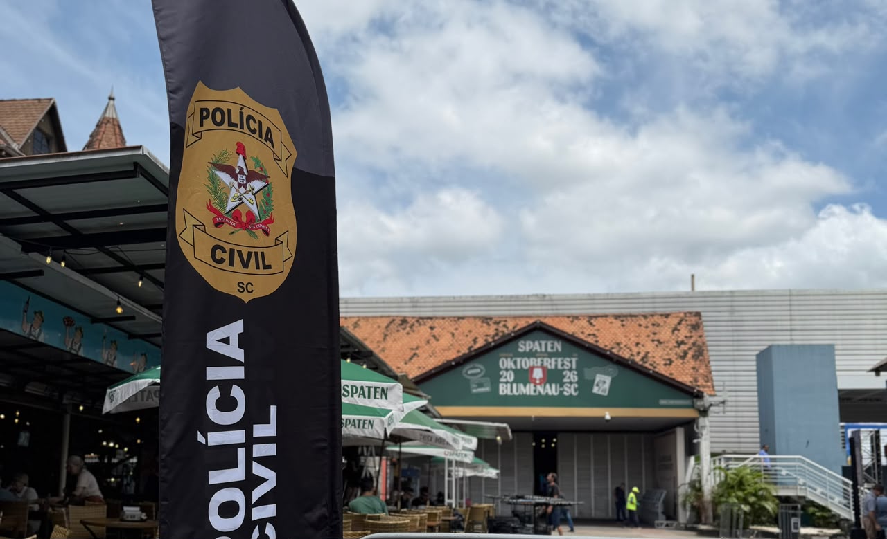 Polícia Civil garante segurança na 41ª Oktoberfest Blumenau com unidade instalada dentro do evento