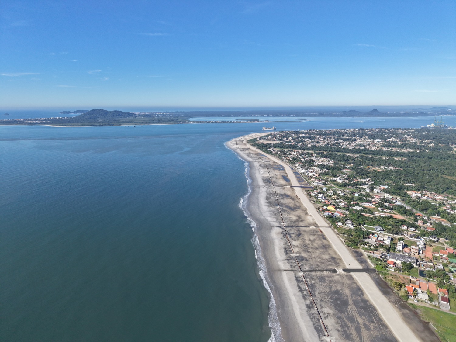 Porto de São Francisco conclui maior engordamento de praia do Brasil
